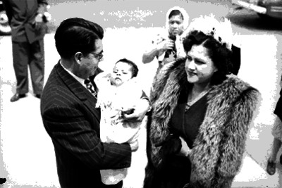 Manuel Ángel Bayardi con su esposa e hijo en la calle