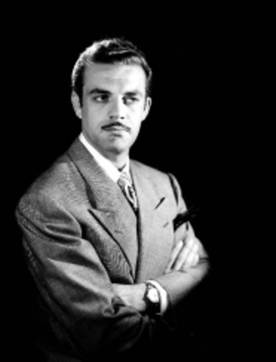 Eduardo Fajardo, actor, porta saco jaspeado, retrato
