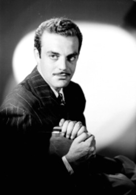 Eduardo Fajardo, actor, porta saco a rayas, retrato