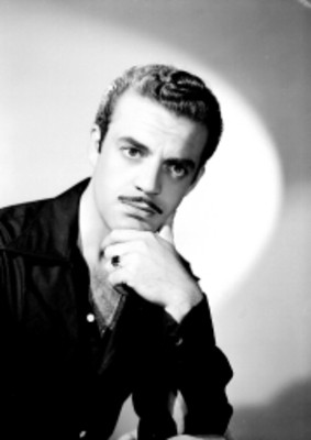 Eduardo Fajardo, actor, con una mano en su barbilla, retrato