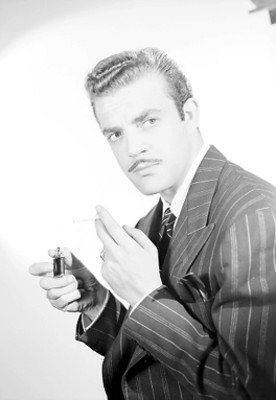 Eduardo Fajardo, actor, con encendedor y cigarrillo en mano, retrato