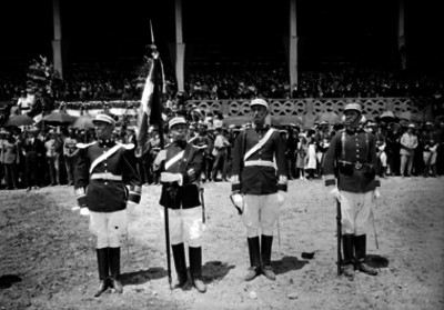 Escolta con bandera presidiendo una ceremonia