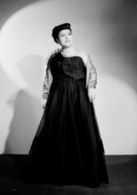 Integrante de los Hermanos Zamora con vestido de gala