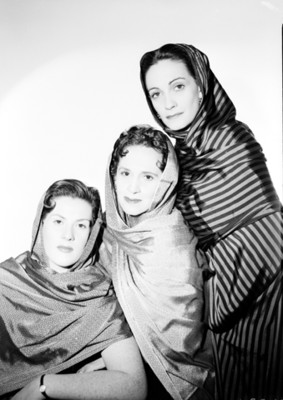 María Teresa Montoya e hijas, retrato de grupo