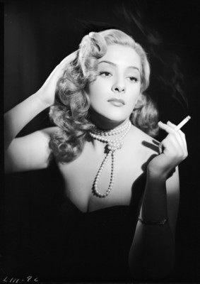 Silvia Pinal, actriz, con cigarro en mano, retrato