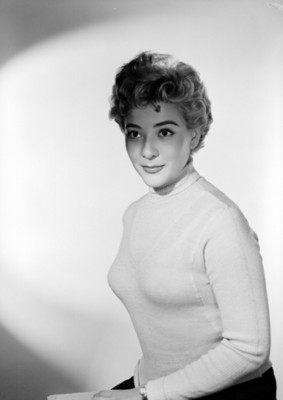 Silvia Pinal, actriz, porta blusa de cuello alto, retrato