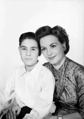 Marga López acompañada de su hijo Carlos Amador, retrato