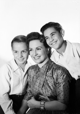 Marga López abraza sus hijos Carlos Amador y Manuel, retrato