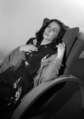 Marga López, actriz, porta vestido con estampado floreado, retrato