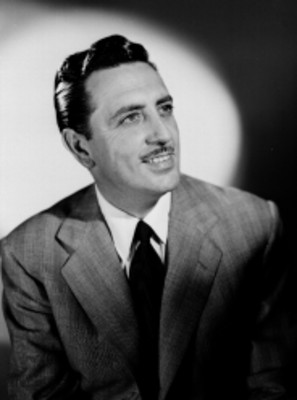 Luis Aldás, actor, viste traje, retrato