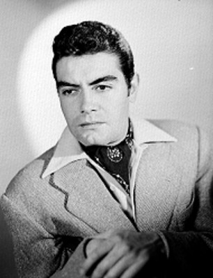Octavio Arias, actor, recargado en una silla, retrato
