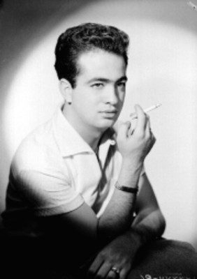 Sergio Núñez Falcón, actor, con cigarro en mano, retrato