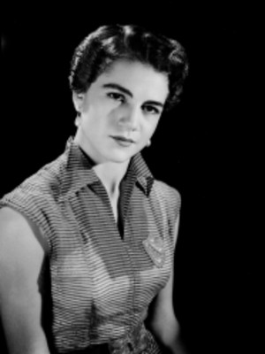 Martha Almada, actriz, porta blusa a rayas sin mangas, retrato