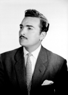 Jose Luis Palomino, cantante, viste de traje con corbata, retrato
