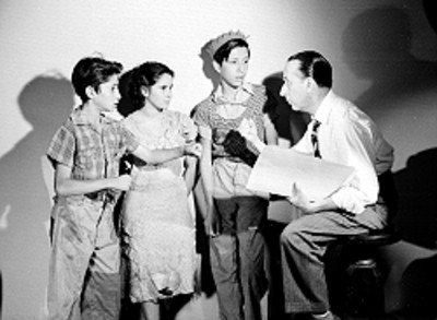 Rafael J. Sevilla con hijo y acompañantes, retrato de grupo