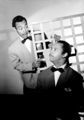 Kiko Mendive y Perez Prado, con escenografia, retrato