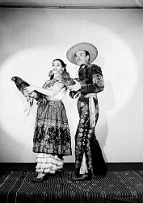 Ladislao Pineda y su pareja sostienen gallos, retrato
