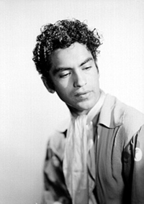 Jorge Valenta, bailarin, porta vestuario teatral, retrato de perfil