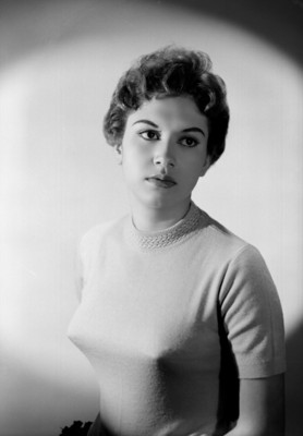 Ana Bertha Lepe de perfil tres cuartos, retrato