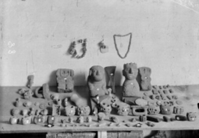 Lote de figuras antropomorfas, ornamentos y vasijas prehispánicos