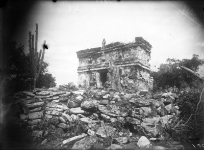 Vista de un Templo maya antes de su reconstrucción