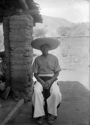 Hombre purépecha sentado, retrato