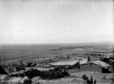 Pueblo y campos de cultivo, panorámica
