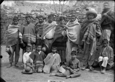 Hombres otomíes retrato de grupo