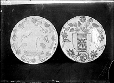 Platones con motivos florales y de aves