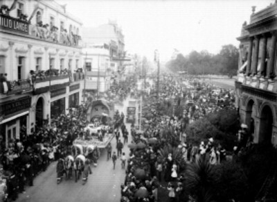 Carro alegórico participa en el desfile por los festejos del Centenario