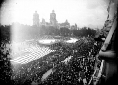 Panorámica del desfile por la Plaza de la Constitución