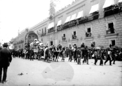 Carro alegórico de la empresa "Cocnac Gauthier" desfila frente al Palacio Nacional