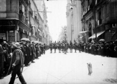 Militares a caballo se dirigen a la inauguración de la Placa en la avenida Isabel La Católica