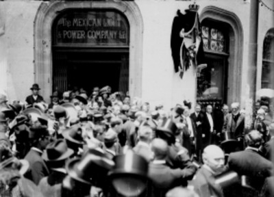 Porfirio Díaz y funcionarios durante inauguración de la placa en la avenida Isabel La Católica