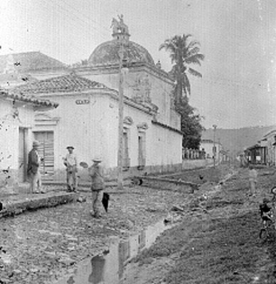Hombres a un costado de iglesia