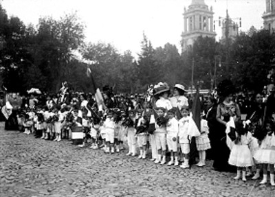 Niños en la calle en acto cívico