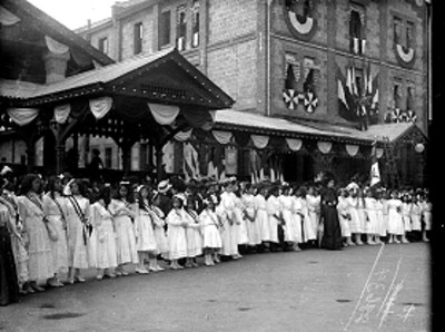 Niñas hacen valla durante ceremonia pública