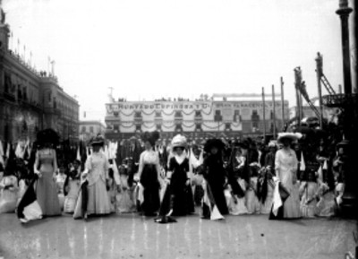 Mujeres y estudiantes en la Jura de Bandera