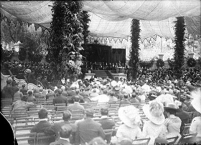 Porfirio Díaz y comitiva presiden ceremonia durante los festejos del centenario, en Chapultepec