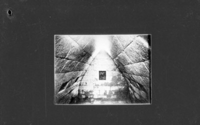 Interior de una cámara funeraria en el palacio del gobernador en Uxmal, reprografía