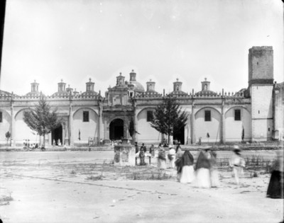 Atrio y fachada principal del Convento de Cholula, vista parcial