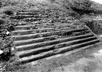 Cala de excavación en unas escalinatas de la Calzada de los Muertos