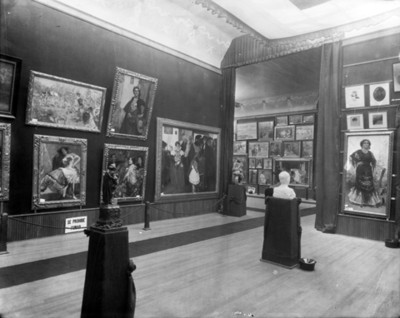 Exibición de pinturas en sala