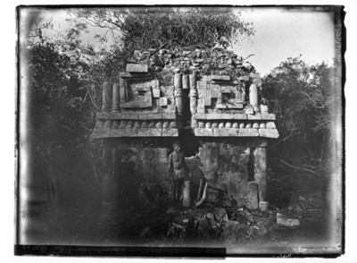 "Costado oeste" del "Palacio" de "Yakal Xiu", Yucatán