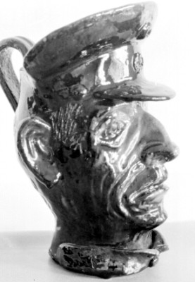 Tarro de cerámica en forma de rostro humano, vista de perfil