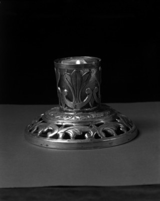 Candelero de metal con detalles florales labrados