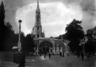 Gente en explanada frenrte a una iglesia