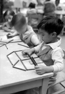 Niños de preescolar hacen figuras con palos de paleta