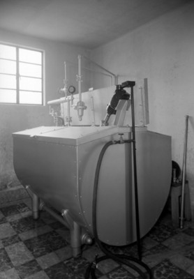 Tanque del sistema de pasteurización de leche, vista parcial