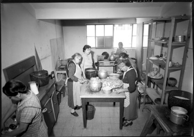 Mujeres preparan alimentos en la cocina de un hospital